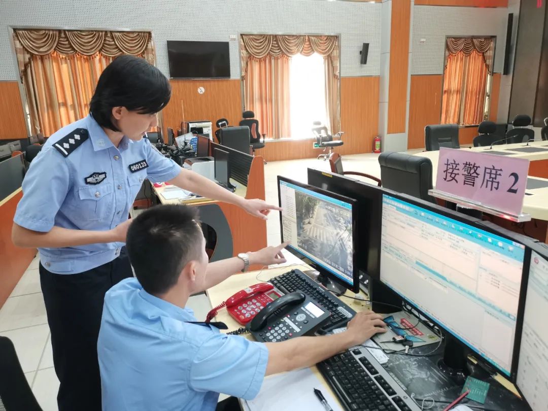 “这里有*弹炸**，你们快过来！”这个报警电话让她的心一下提到了嗓子眼......