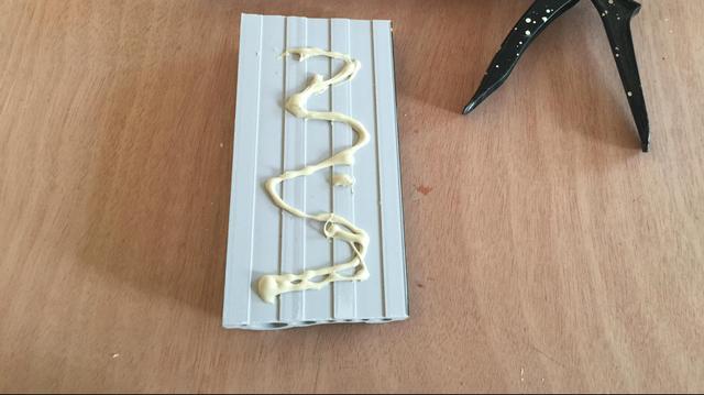 建议大家：别再电钻打孔了！如今流行“液体钉”，比电焊还牢固