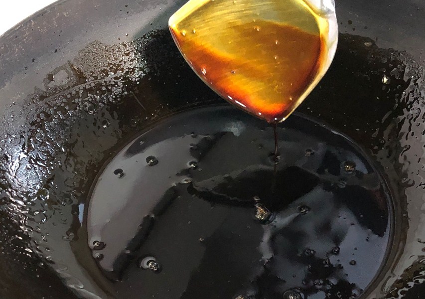 炒糖色直接糊了,炒糖色到了起大泡时要不要继续炒