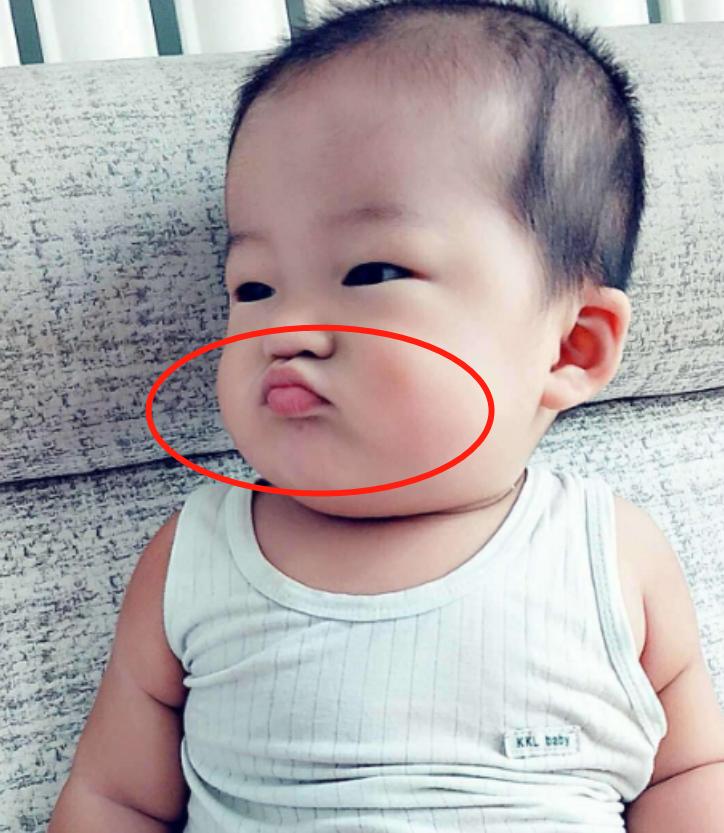 1岁宝宝总是有意无意撅嘴,1岁宝宝总使劲咧嘴