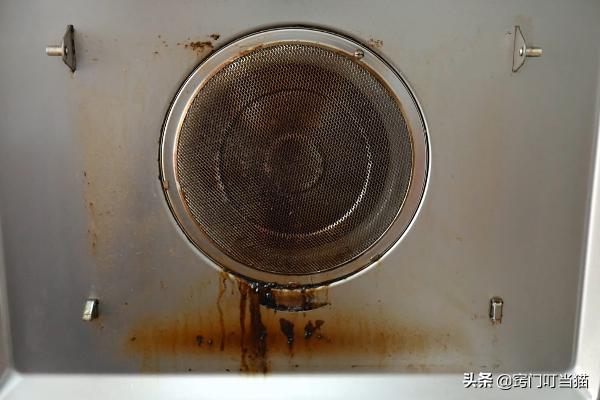 现在才知道清理厨房油污这么简单,清洗油烟机去油渍最有效的方法