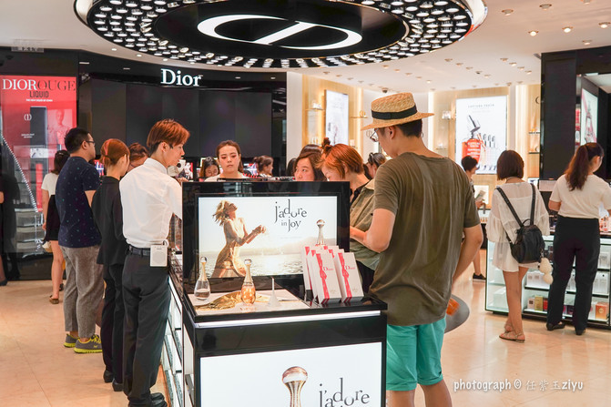 一群年轻人到三亚，摆pose，拍照