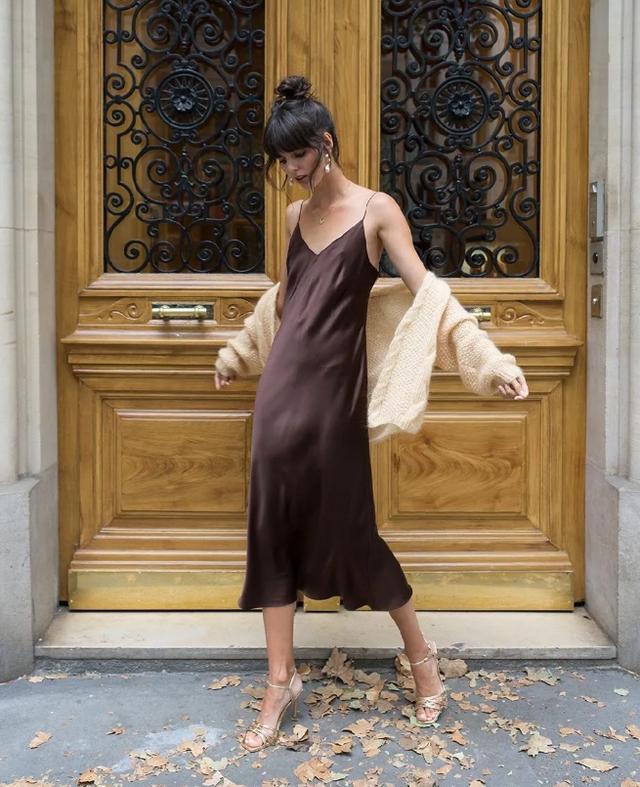 吊带裙很“露骨”，不敢穿？搭配一件外套试试，尽显优雅气质