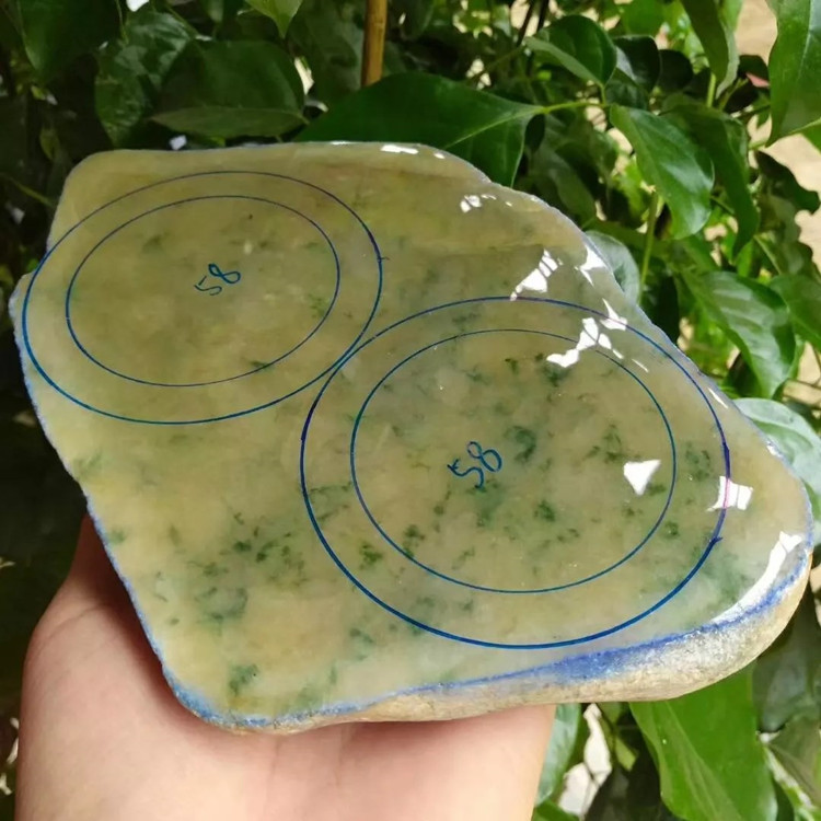 夫妻买下原石,8000元切出8万的翡翠原石