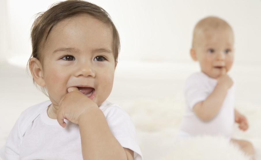 宝宝总是吃手干预还是不干预,宝宝吃纸会有什么影响