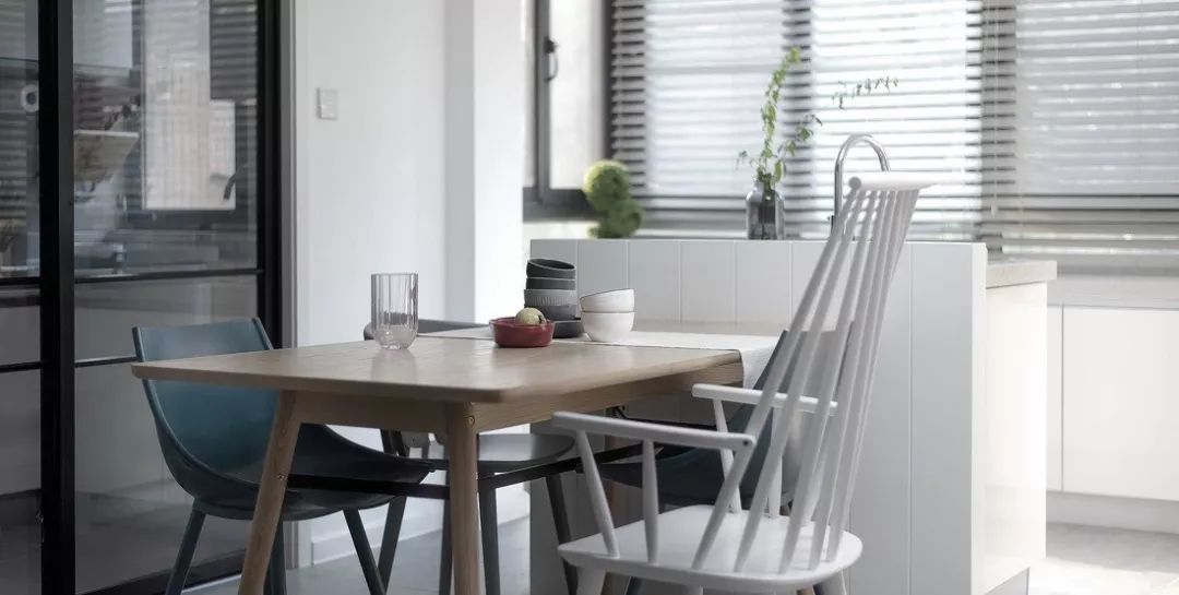 入户门正对洗漱台隔断,洗漱台正对过道