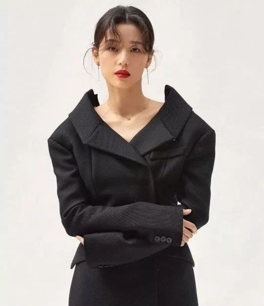 熬最深的夜，也要发最亮的光！烟酰胺精华，让你熬夜也有少女颜