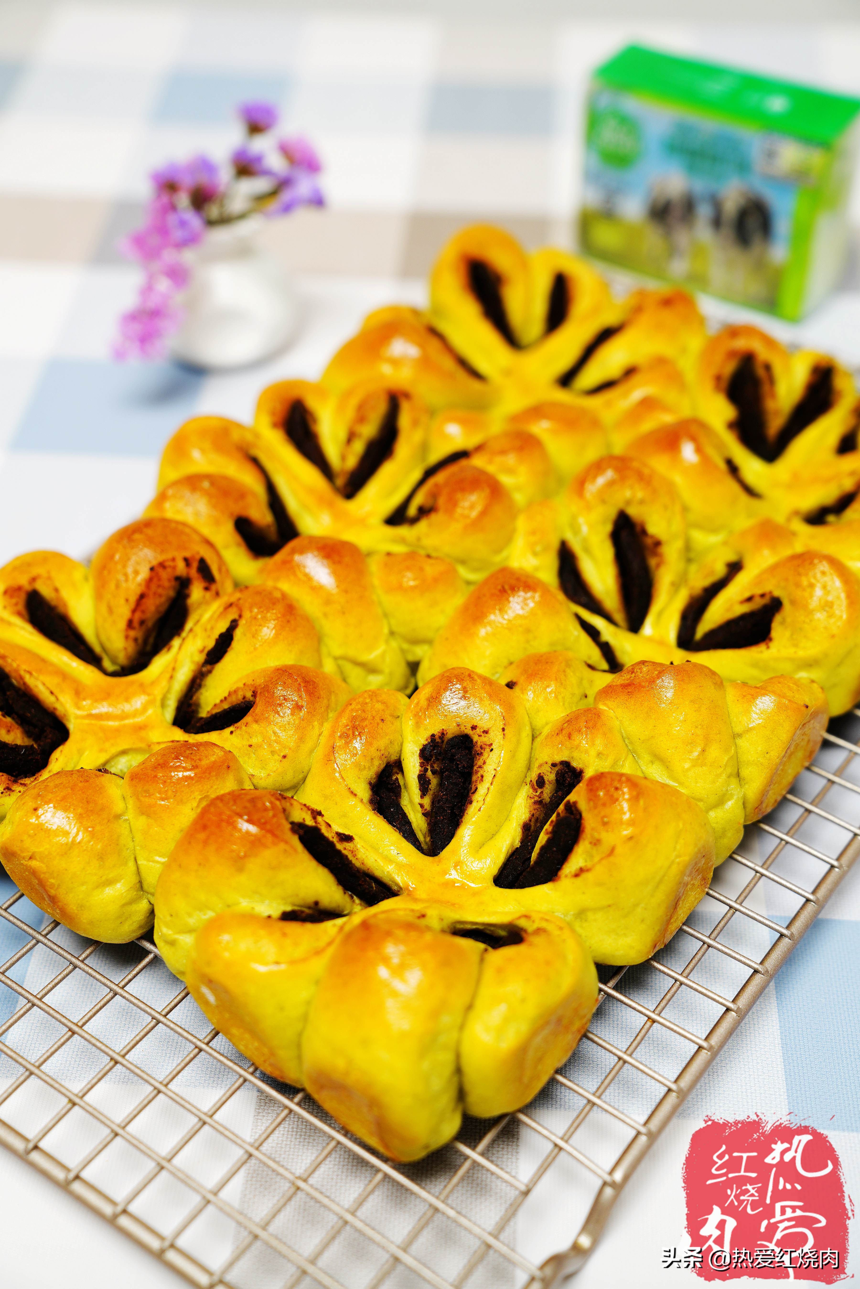 这款面包样式很独特十分松软美味,变色龙夹心面包