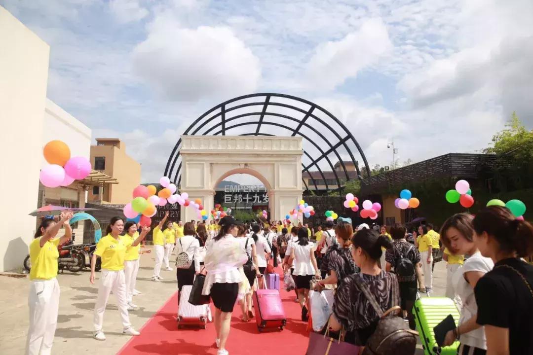 巨邦快乐集结号丨看见了，其中一艘游艇上，是我们的船长大舅哥