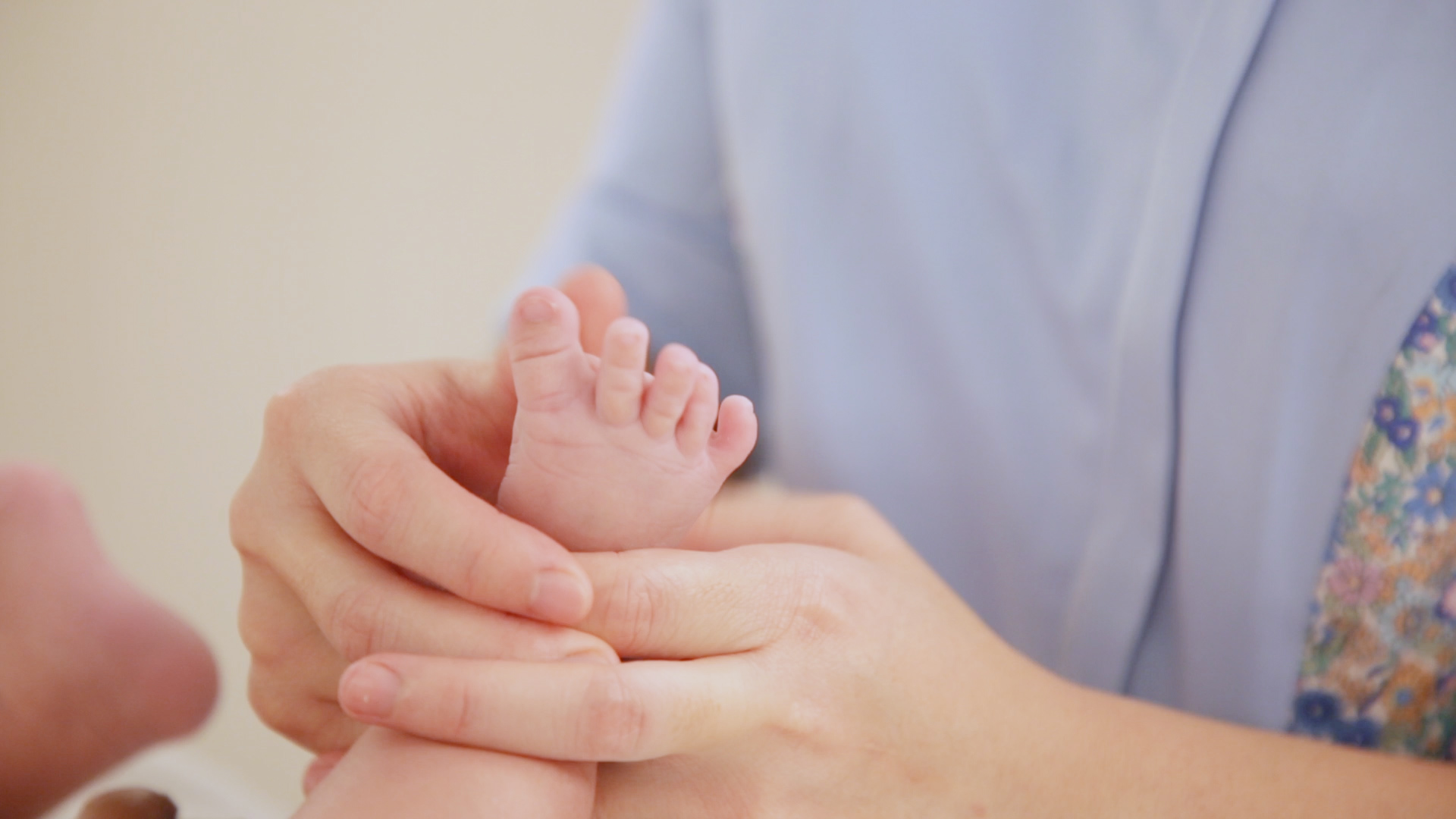 宝宝一般几个月学会一些简单动作,聪明宝宝从早教开始