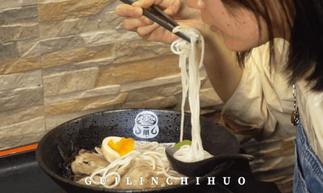 东西巷火了4年的“爱情”小店，老板竟然师从日本“拉面之神”