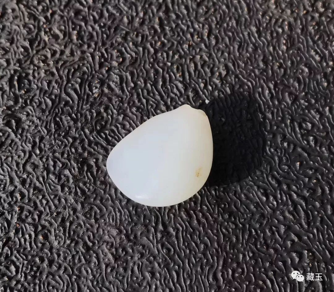 和田玉光白籽料特点,和田玉颜色白的好吗