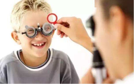 小孩怎样改善近视让近视度数降落,孩子近视了怎么告诉他近视的危害
