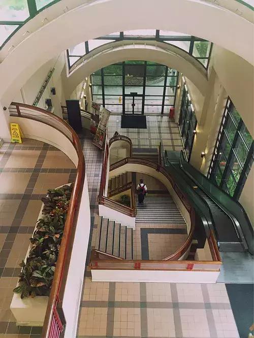 香港豪门最惨原配！生前帮贫穷小子成首富，死后还要被他利用？