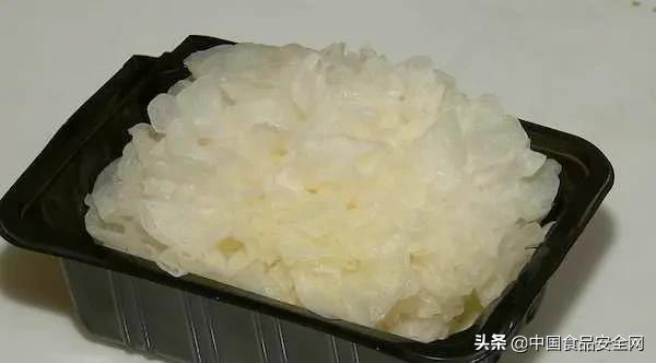 鲜银耳发霉仍在出售，欧尚超市：霉菌部分挖掉不影响食用，蔬菜没有保质期！