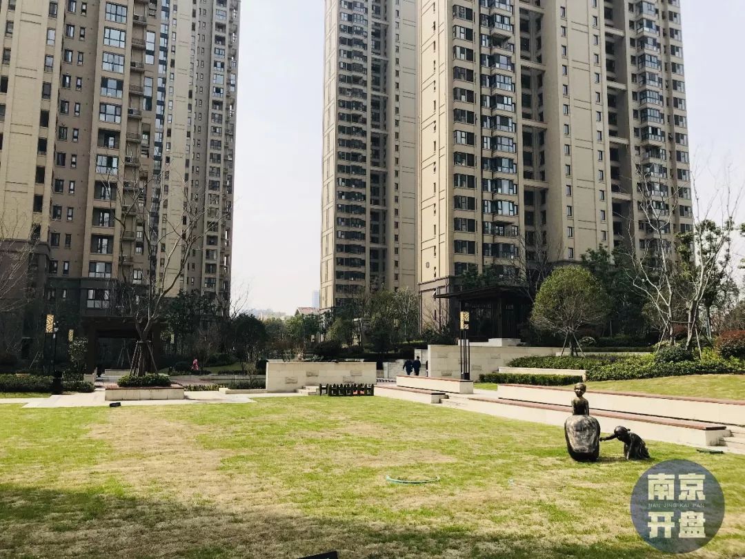 南京虹悦城附近房价,一路之隔房价差2万