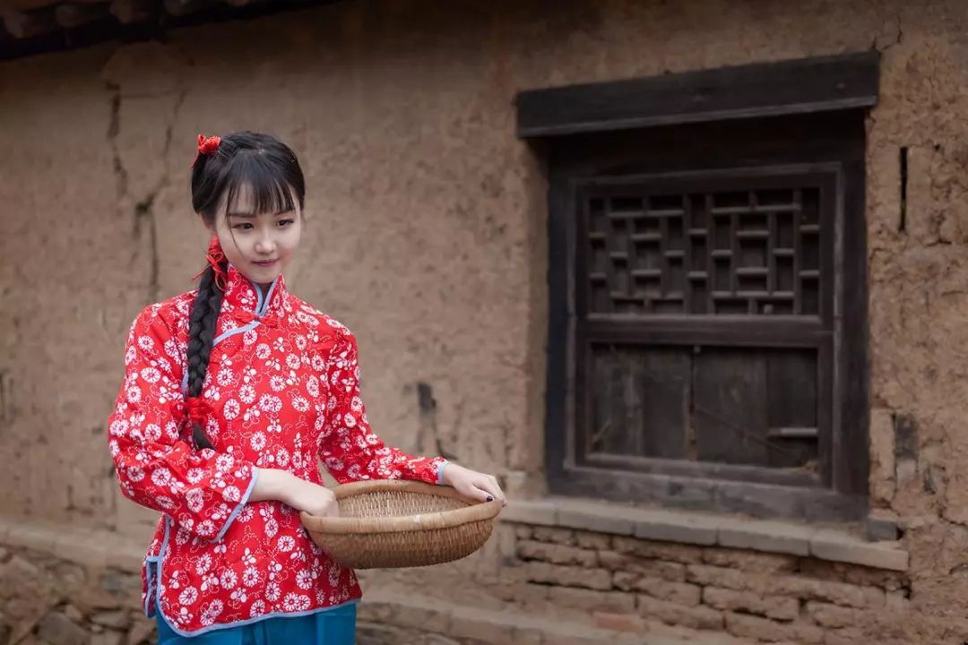 《丰乳肥臀》母亲生二胎，婆婆忙着给驴接生，说你轻车熟路自个生