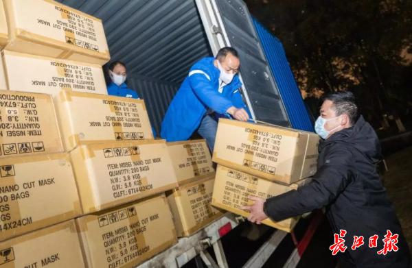 他开车10小时拉来的10万只口罩，当天发到武汉市民手上