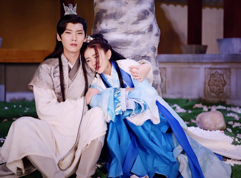 一人分饰三角片段,一人分饰多角电视剧吻戏