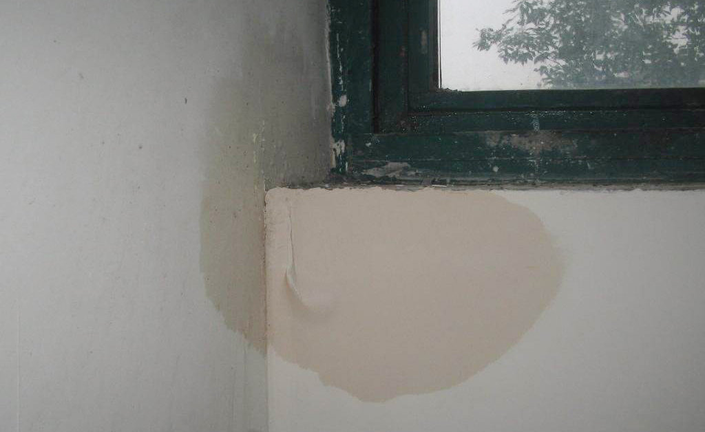 窗户框和墙体交界处漏水怎么解决,窗户边漏水找谁处理