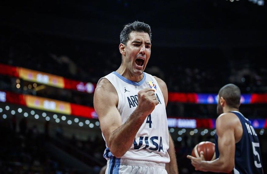 差距尽显！斯科拉暖心回复每个记者问题，球迷：某人赛后大骂离场