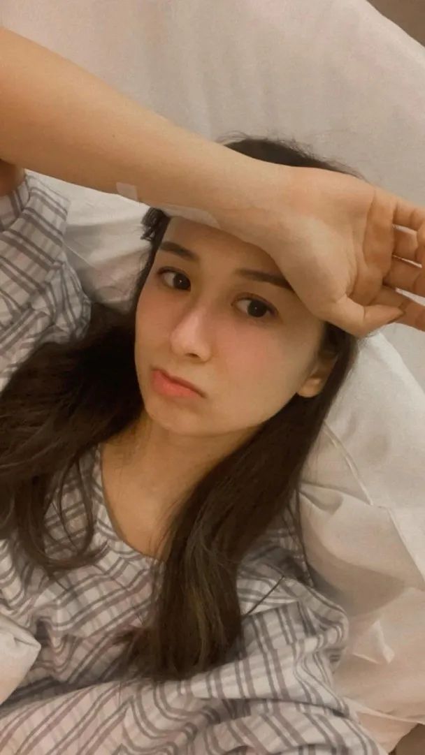 骑车摔断脚筋！TVB港姐留医两个月拄拐杖出院，男友全程贴身照顾