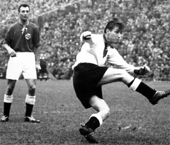 1934年的世界杯，意大利总理下令不夺冠就处死球员，球员拿命踢球