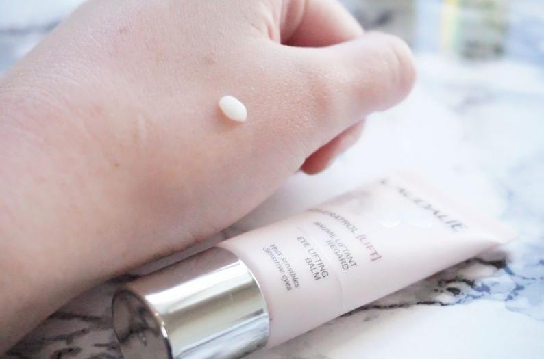 48岁贾静雯态势惊艳美貌依旧,贾静雯如何保持自己的颜值和身材