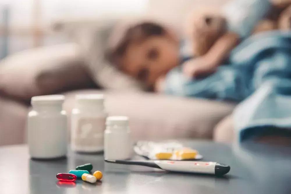 宝宝又吐又拉应该怎么喂药,严重的上吐下泻警惕四种疾病