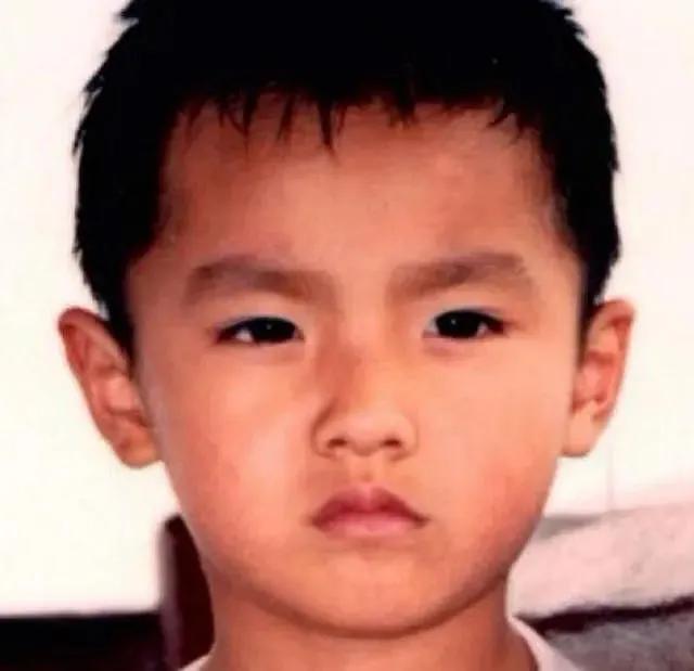 吴亦凡和霍尊的成长经历，值得家长认真分析，家有男孩引以为鉴