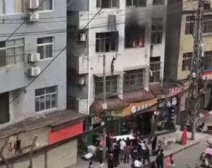 居民楼起火10岁男孩逃生,居民楼起火男孩站5楼窗外获救