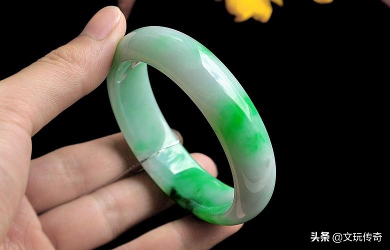 翡翠手镯摔断裂,翡翠手镯摔断内部应该是怎么样的