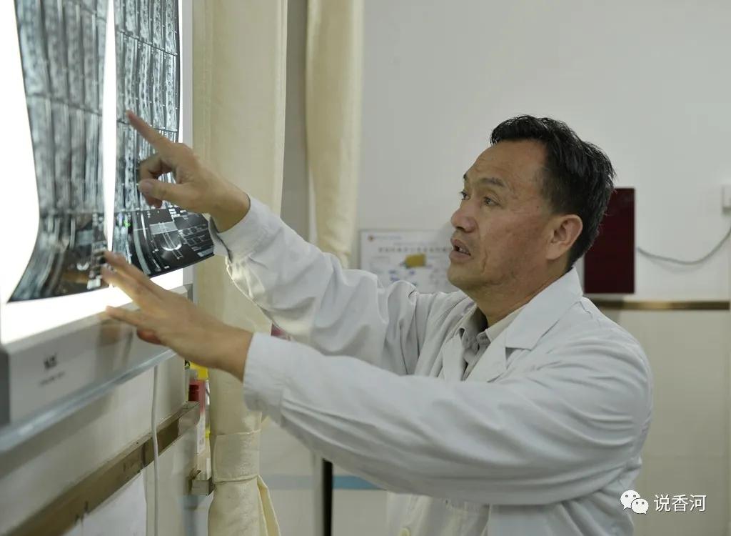 「健康香河最美医者」为患者解病痛的县医院康复理疗科主任张万海