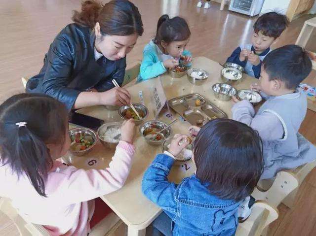 “老师，我孩子不吃葱，请挑出来”，老师的回应让宝妈惭愧不已