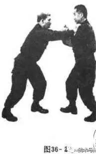 被敌人抓住衣服该怎么打,被对手抓住怎么快速解决