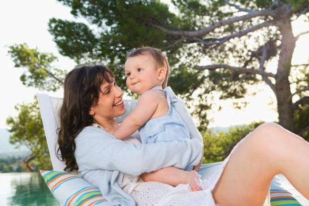 为什么宝宝抱着就睡一放下就醒哭,为啥宝宝抱着就哭放到床上就好了