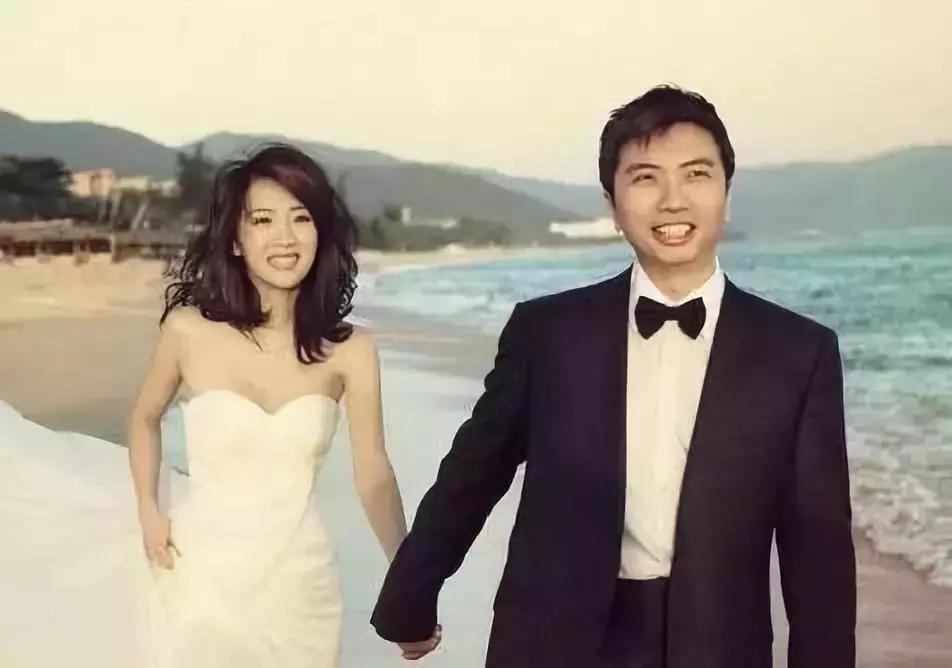 从明星到阔太李嘉欣奋斗了20年,豪门阔太李嘉欣复出捞金