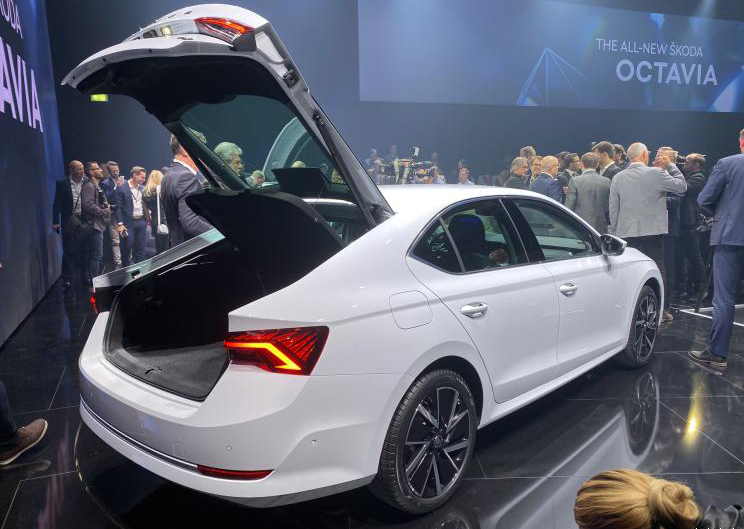 斯柯达明锐金色2019尾标带字母,斯柯达全新明锐19款