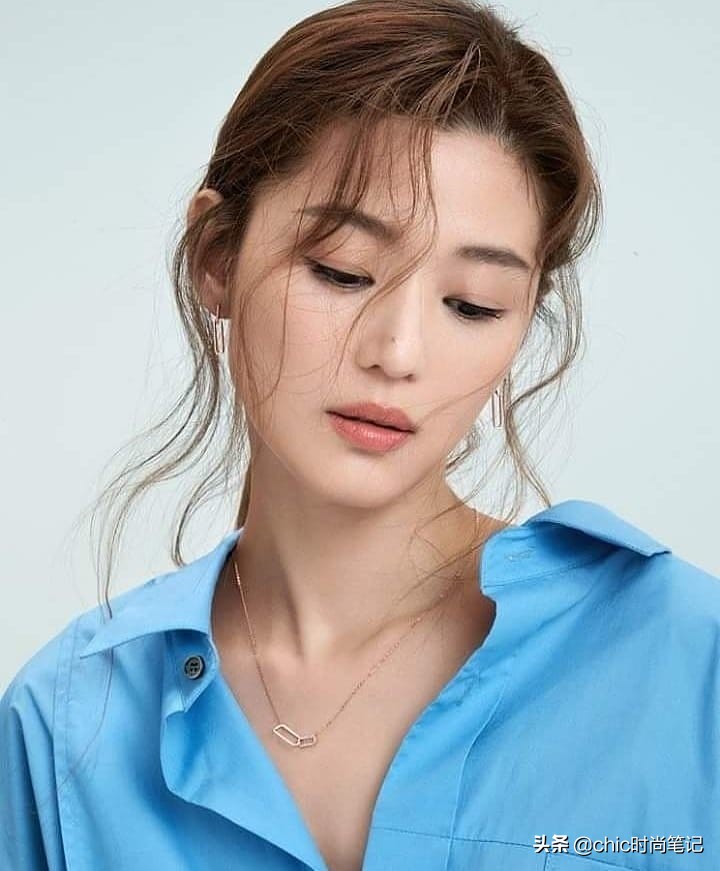 气质女王全智贤，条纹毛衣搭配卡其半裙，美翻了