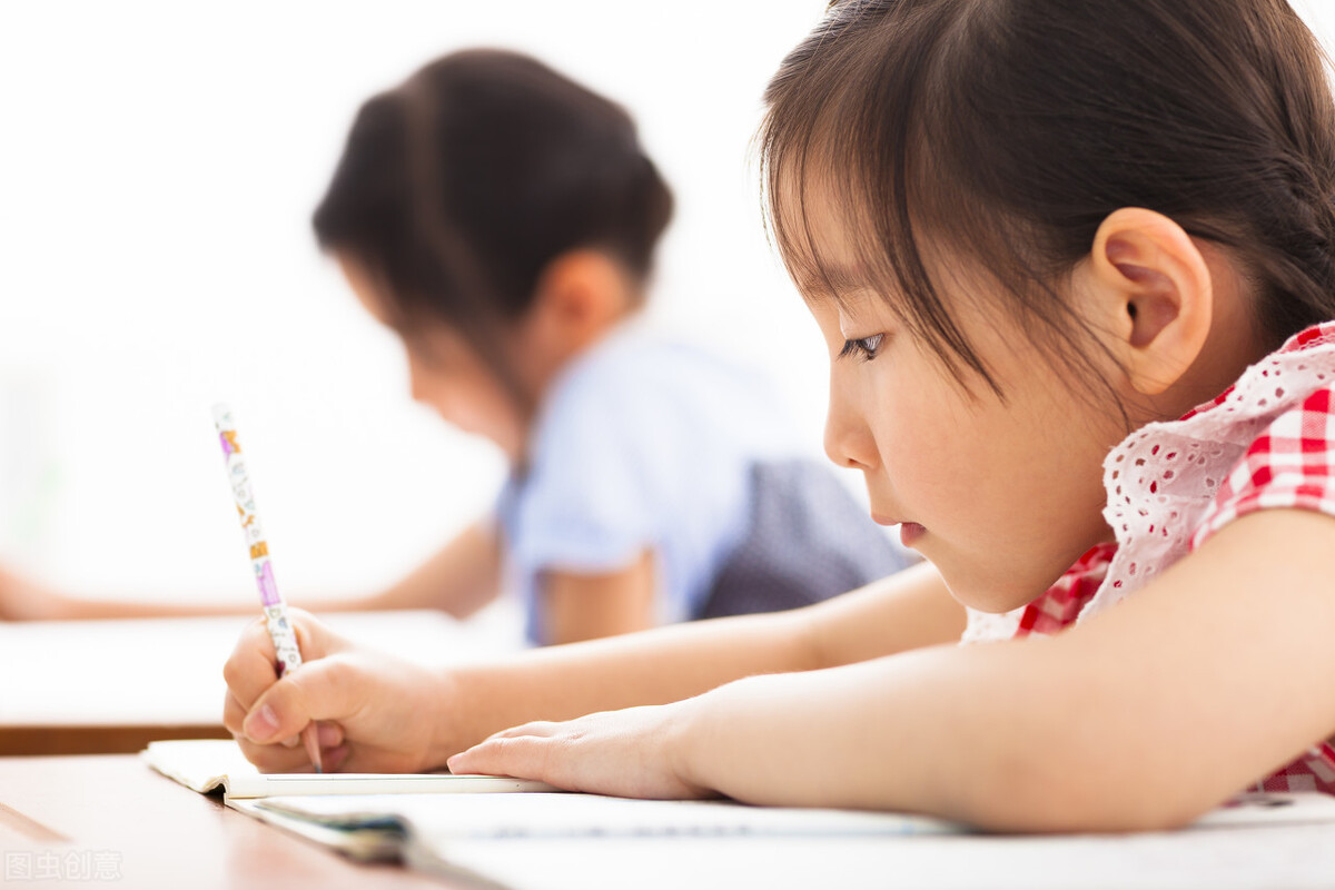 孩子闷闷不乐做什么都不好,孩子老是闷闷不乐不开心怎么回事