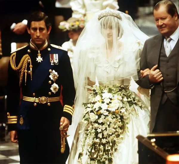 戴安娜输给卡米拉了吗,戴安娜和卡米拉都戴了一顶小王冠