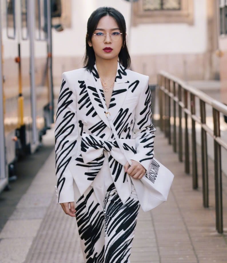 周笔畅刚睡醒素颜,周笔畅穿白色裤子片段