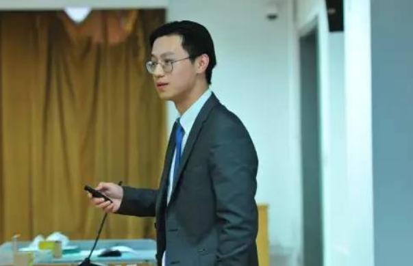 为什么大学里的英语课，多数是年轻漂亮的女老师？男老师去哪了