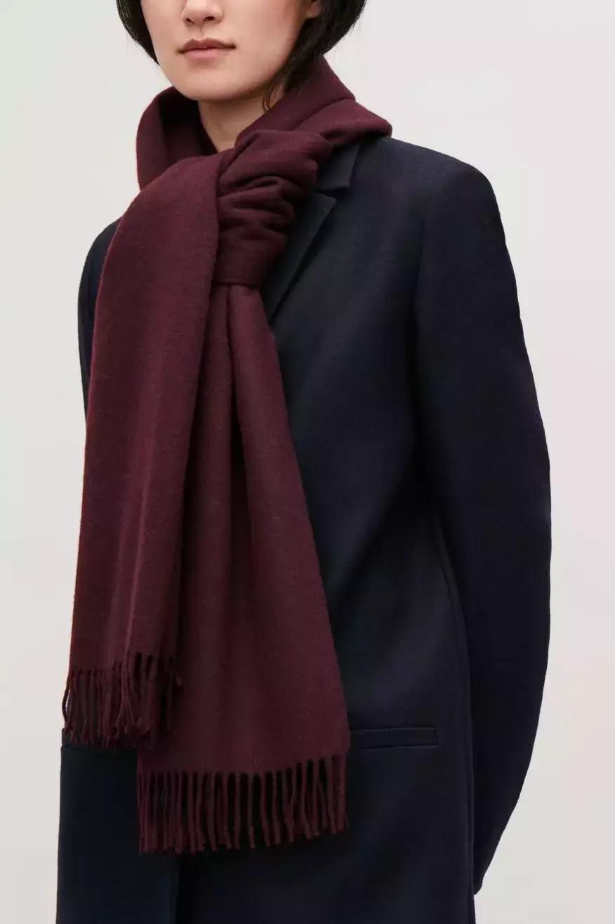 想要冬天穿出高级感,冬天围巾这样系简单又时尚好喜欢