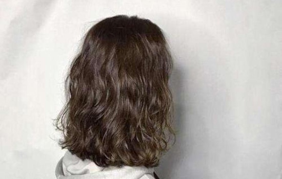 烫发后第一次洗头关注事项,第一次烫发要关注什么你都知道吗