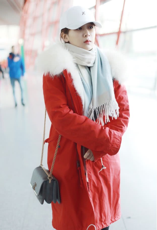 杨紫的鞋底沾上了“口香糖”，走路都不开心了，真想帮她抠下来！