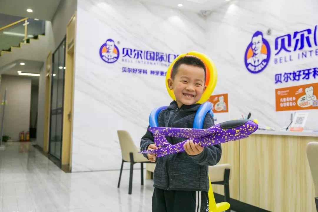 牙科医生检查小朋友口腔,口腔门诊免费窝沟封闭申请