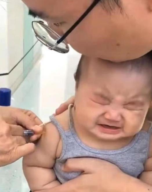 宝宝打针微笑面对护士秒变脸,小孩打针被护士夸赞逐渐迷失自我