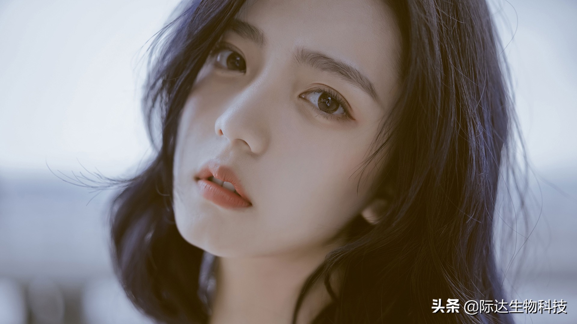 叮咚！你的眼部肌肤已欠费！再不护理，将影响正常使用…