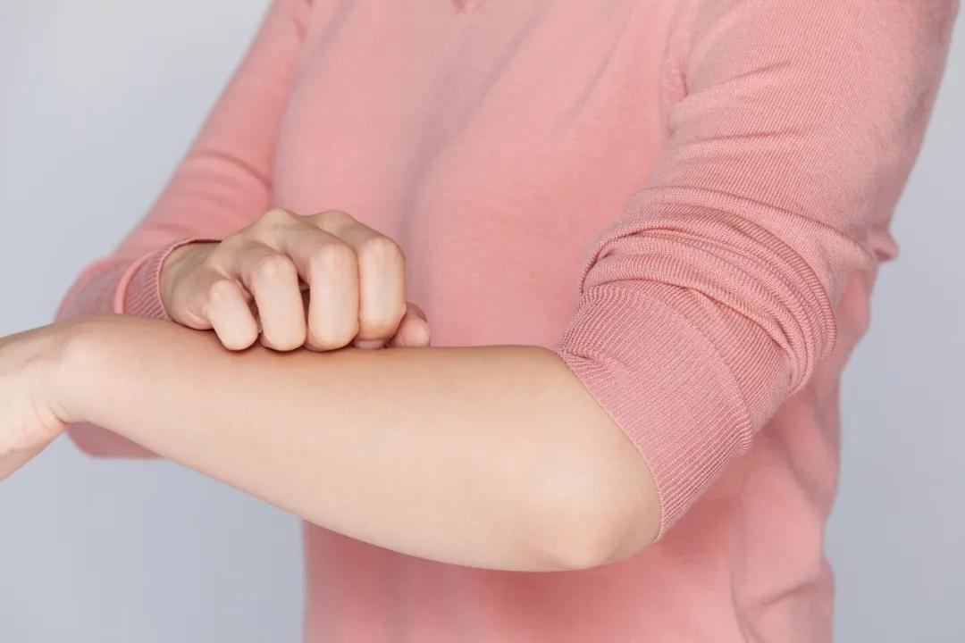 清亚灵告诉你：洗澡后皮肤奇痒还掉屑！秋冬皮肤干痒，如何应对？